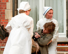 AliceBo als verpleegster in de kavijaks.